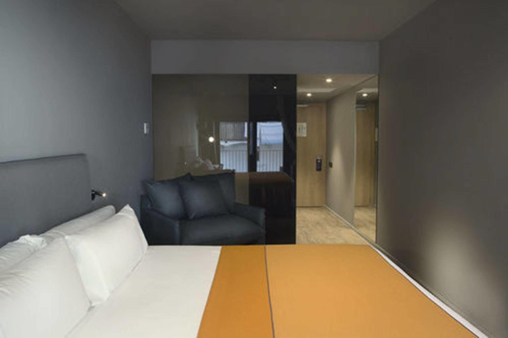Yurbban Trafalgar Hotel Barcelona Exterior photo