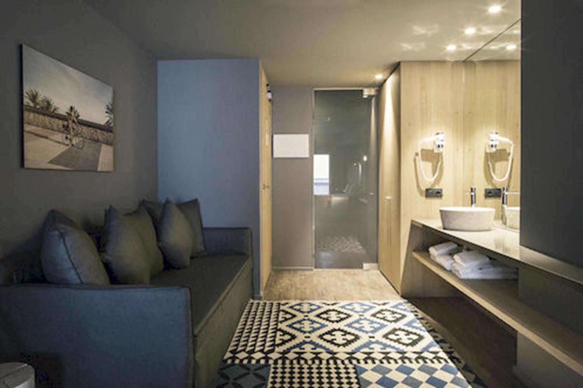 Yurbban Trafalgar Hotel Barcelona Exterior photo