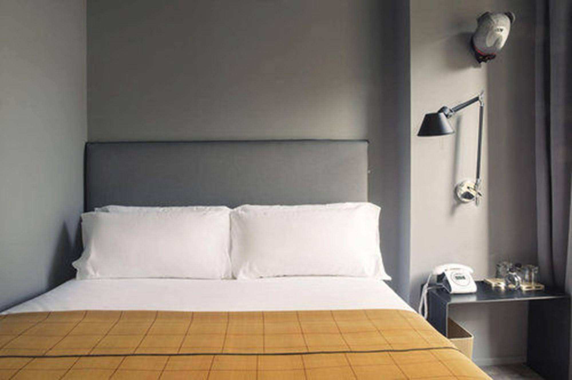Yurbban Trafalgar Hotel Barcelona Exterior photo