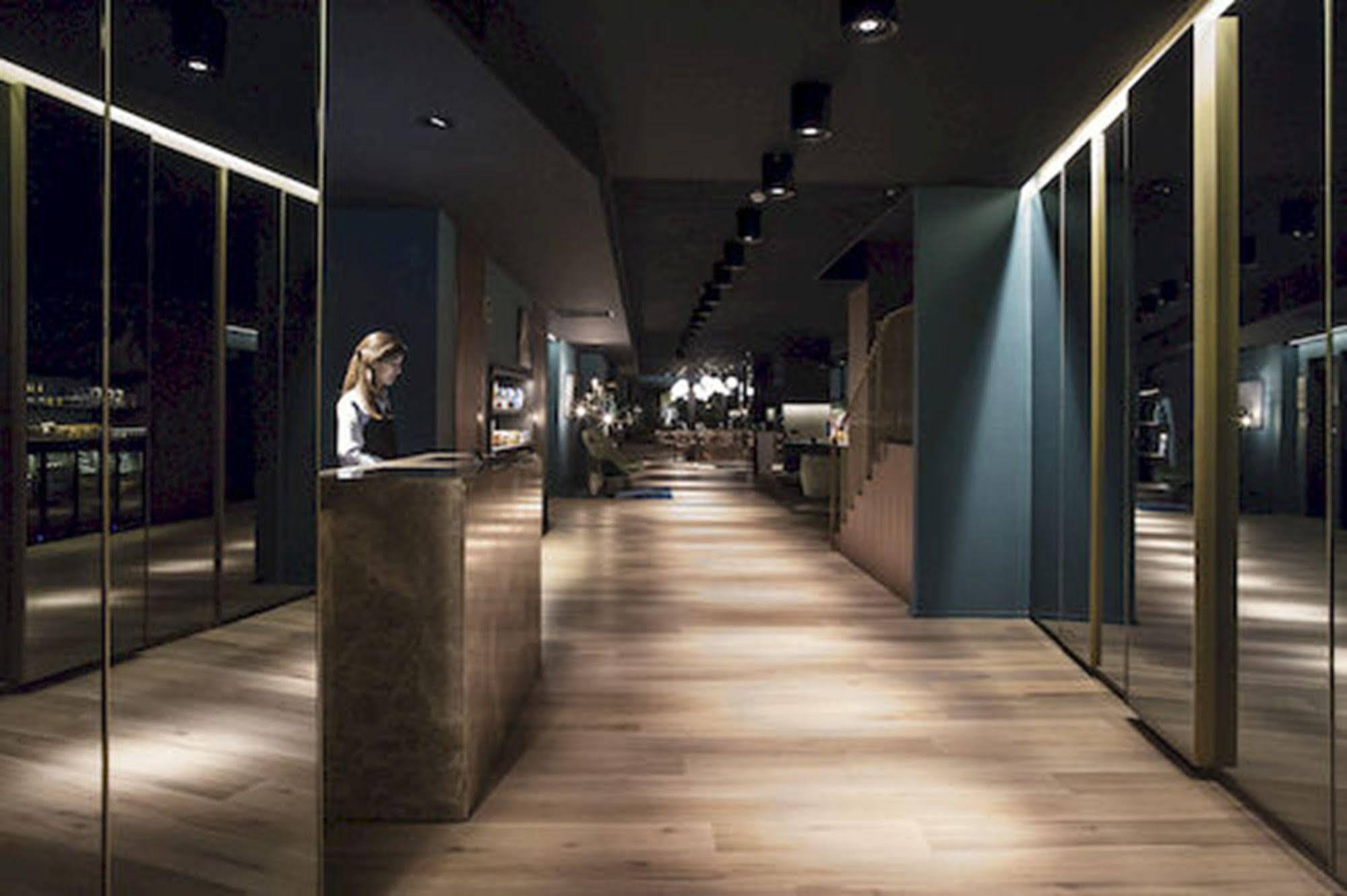 Yurbban Trafalgar Hotel Barcelona Exterior photo